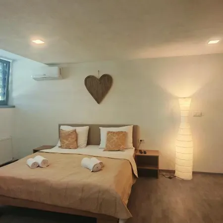 Apartament Rhea *
